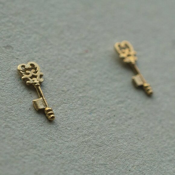 New in a box- 10k solid gold tiny heart key earrings - Picture 7 of 8